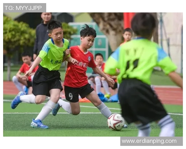 官方买足球助力青少年体育发展推动全民健身新风尚